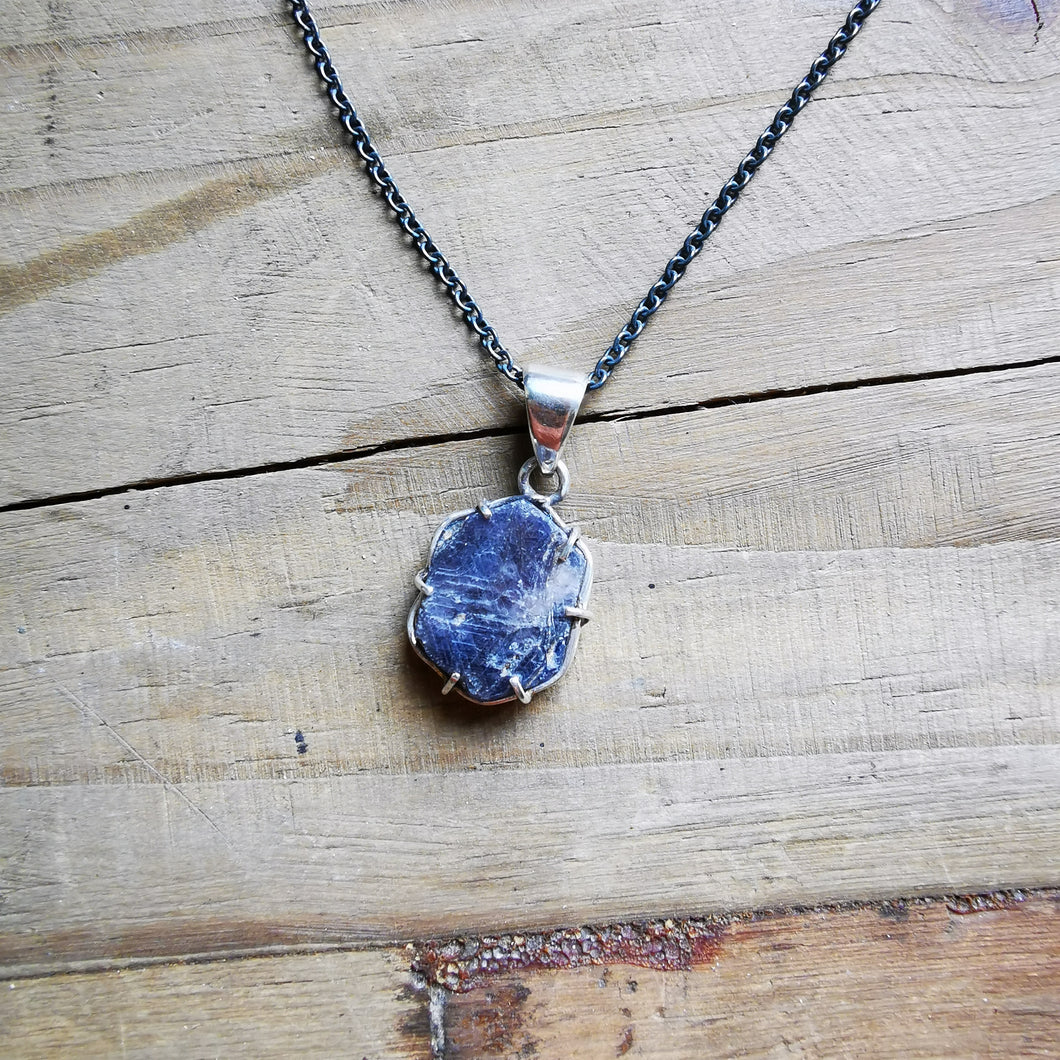 Blue sapphire pendant